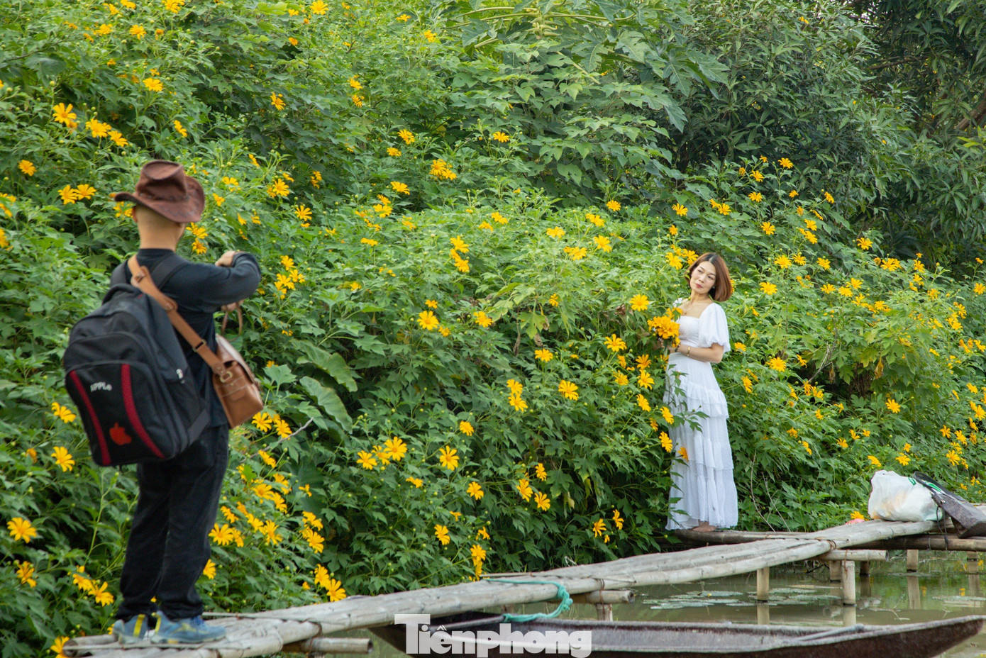 Hoa nở dày đặc bên những cây cầu gỗ chênh vênh tạo nên không gian thơ mộng, "đứng góc nào cũng ra ảnh đẹp", bạn Ái Duyên chia sẻ
