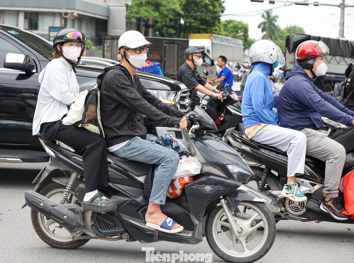 Di chuyển quãng đường dài trở về thành phố, nhiều em nhỏ tỏ ra mệt mỏi, thậm chí ngủ gục trên lưng bố mẹ khi đi qua đoạn đường này.