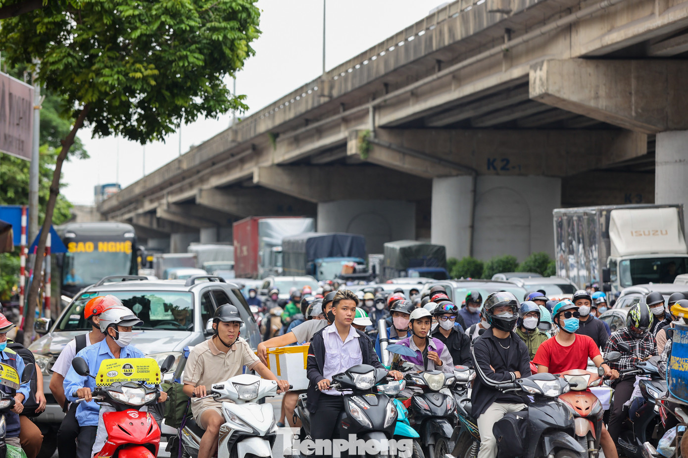 Khu vực bến xe Nước Ngầm lúc 16h30, hàng chục xe khách, ô tô, xe máy nối đuôi nhau chờ đèn đỏ.