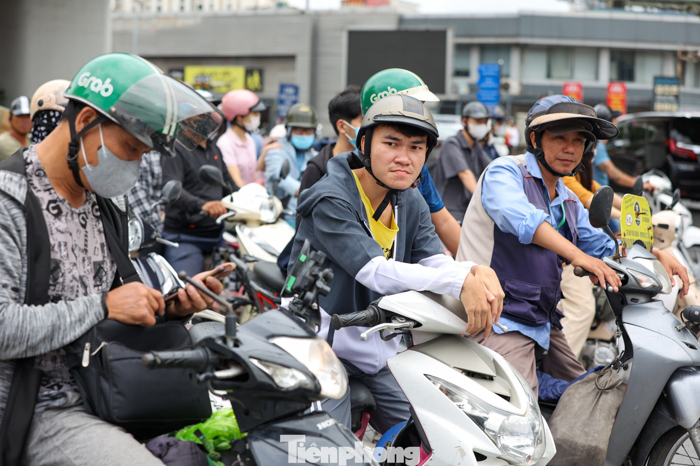 Đến thời điểm 17h chiều, ghi nhận lượng phương tiện đang ngày một tăng cao.