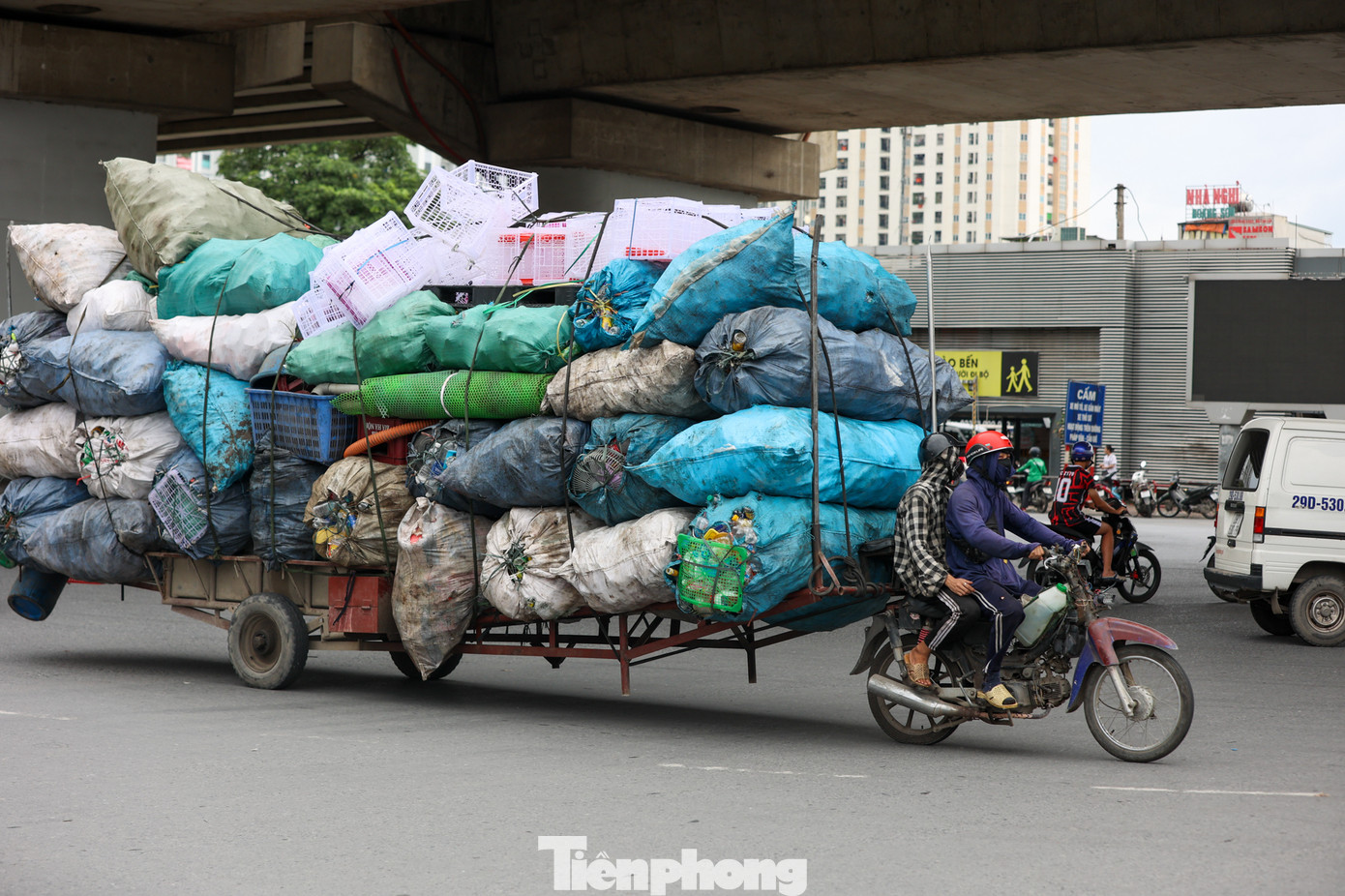 Ngã tư Giải Phóng - Ngọc Hồi, xe tự chế chở hàng cồng kềnh cũng góp phần khiến cho giao thông trở nên khó khăn.