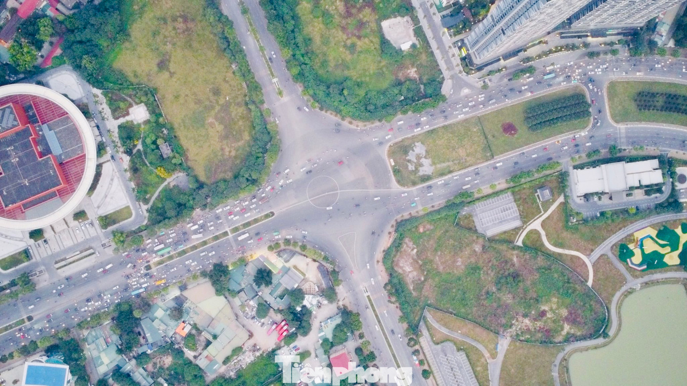 Cuối năm 2022, Hà Nội phân luồng giao thông, thí điểm bỏ đèn tín hiệu và không dựng vòng xuyến cứng ở khu vực nút giao Mễ Trì - Lê Quang Đạo - Châu Văn Liêm với mục đích giảm ùn tắc giao thông.