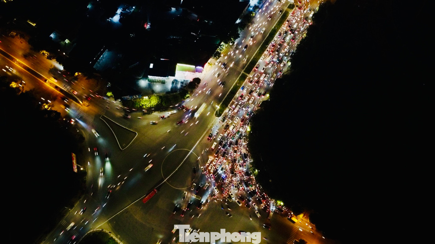 Thời gian đầu vì chưa quen với việc phân luồng khiến việc đi lại của người tham gia giao thông có khó khăn, phải di chuyển thêm 1 đoạn để vòng qua điểm ngã tư này, thậm chí nhiều người dân còn hoài nghi về hiệu quả của giải pháp này.