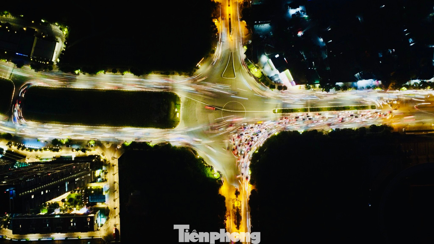 Vào khung giờ cao điểm, lượng phương tiện lưu thông lớn nhưng vẫn có thể di chuyển với tốc độ chậm.