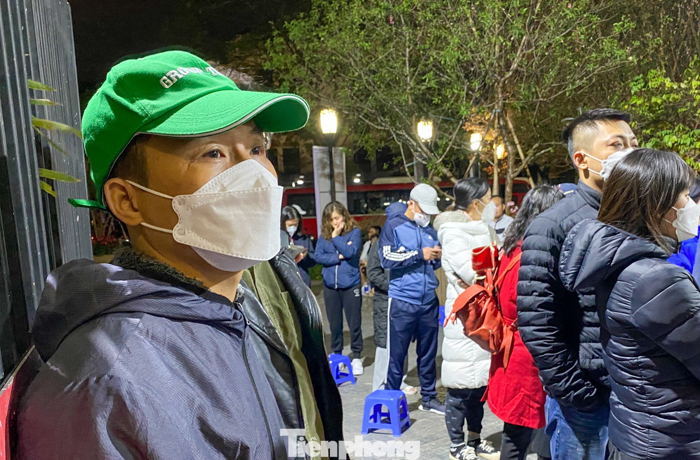 Nhiều người kiên nhẫn chờ tới lượt mua hồ sơ cho con.