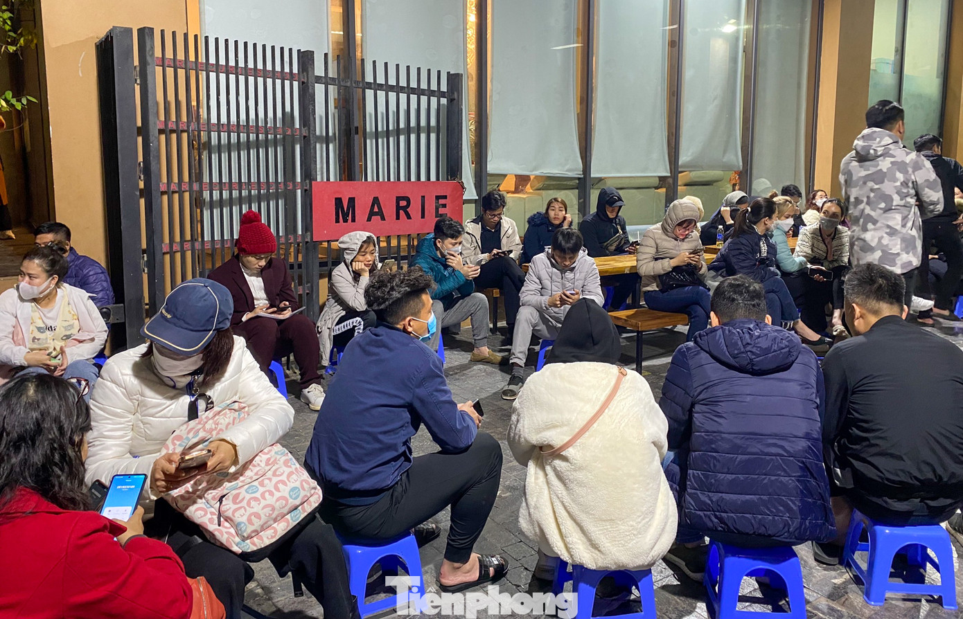 Đại diện từ phía nhà trường trao cũng cho biết thêm, để đảm bảo công bằng cho các bậc phụ huynh đã lấy "phiếu thứ tự" nhưng vì lý do nào đó chưa đến mua hồ sơ, nhà trường sẽ giữ lại, tính từ thời điểm 12h đến 7h sáng cùng ngày.