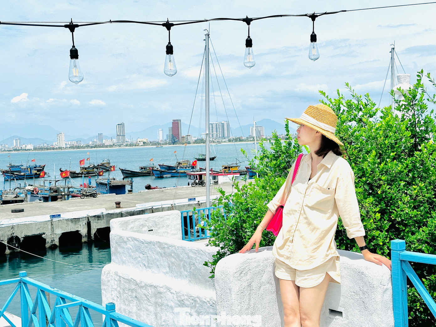 Với hai tông màu chủ đạo là trắng – xanh lam, cùng view biển hướng về thành phố, nơi đây đang là địa danh được giới trẻ và du khách "check in" rất nhiều để chill và ngắm bình minh, hoàng hôn.