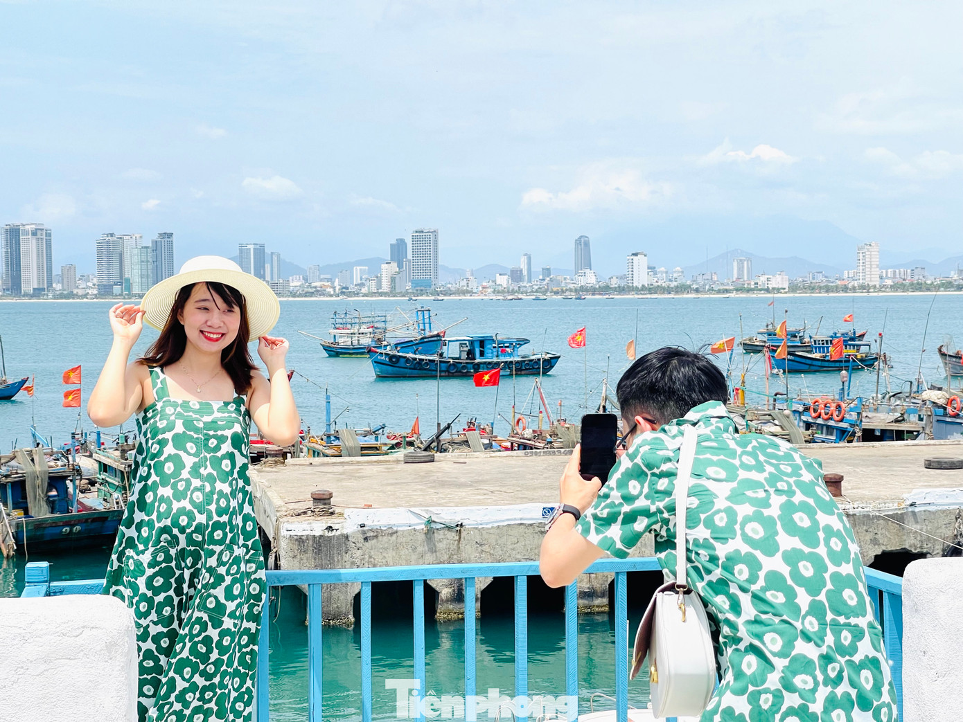 Đây cũng chính là địa điểm để ngắm nhìn cảnh sắc độc đáo từ lúc bình minh lên đến khi hoàng hôn buông xuống của thành phố bên bờ biển.