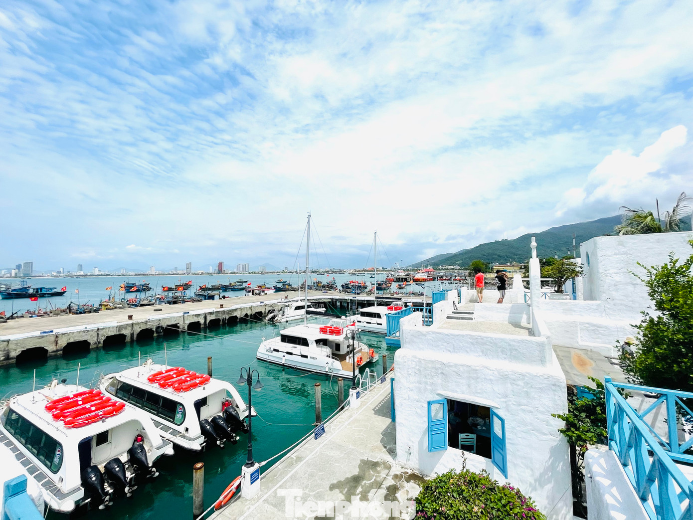 Bến du thuyền Sơn Trà được ví von như “Santorini thu nhỏ” trong lòng Đà Nẵng.