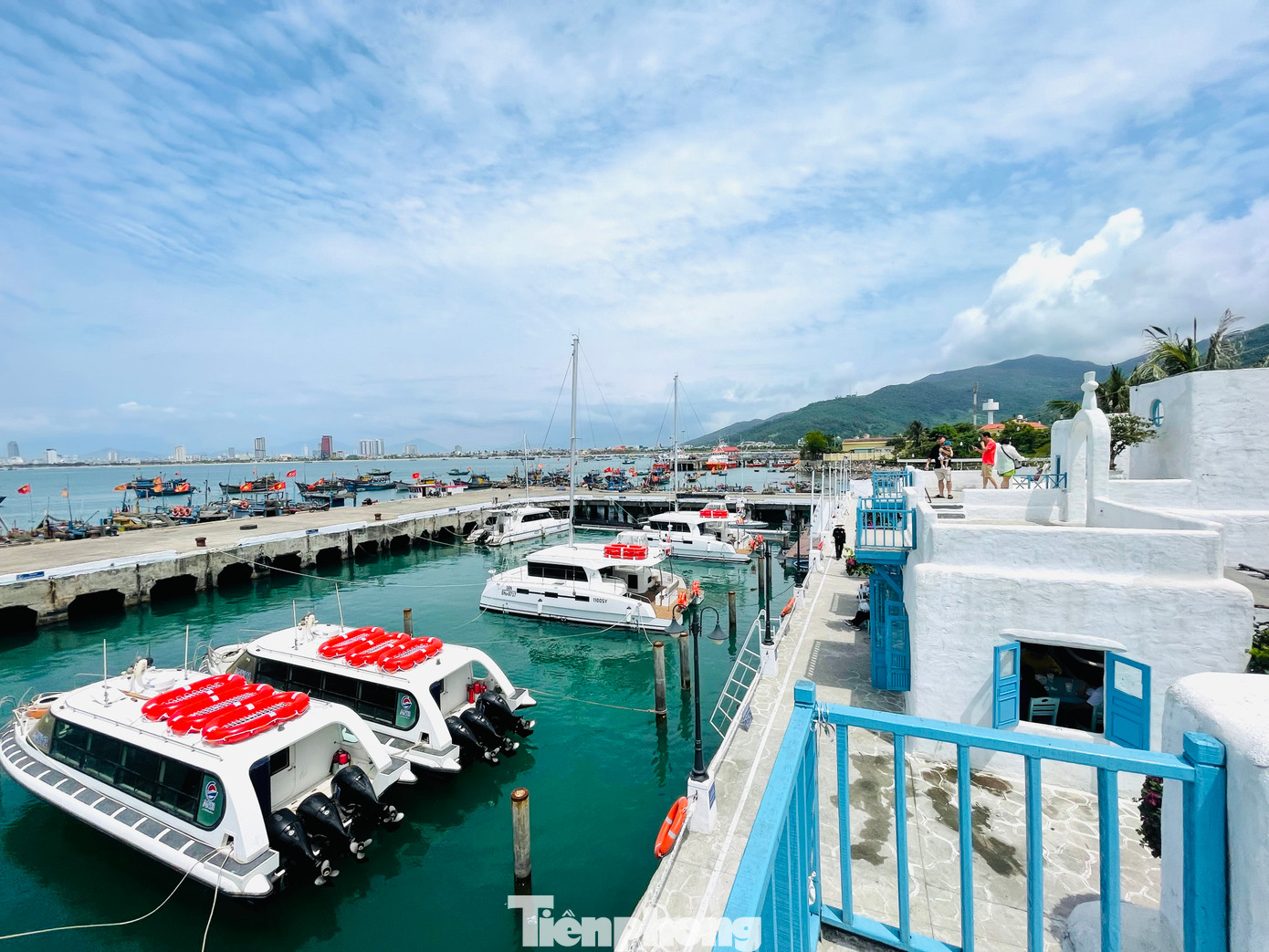 Bến du thuyền gây ấn tượng mạnh với du khách từ kiến trúc lấy cảm hứng từ “thiên đường” Santorini.