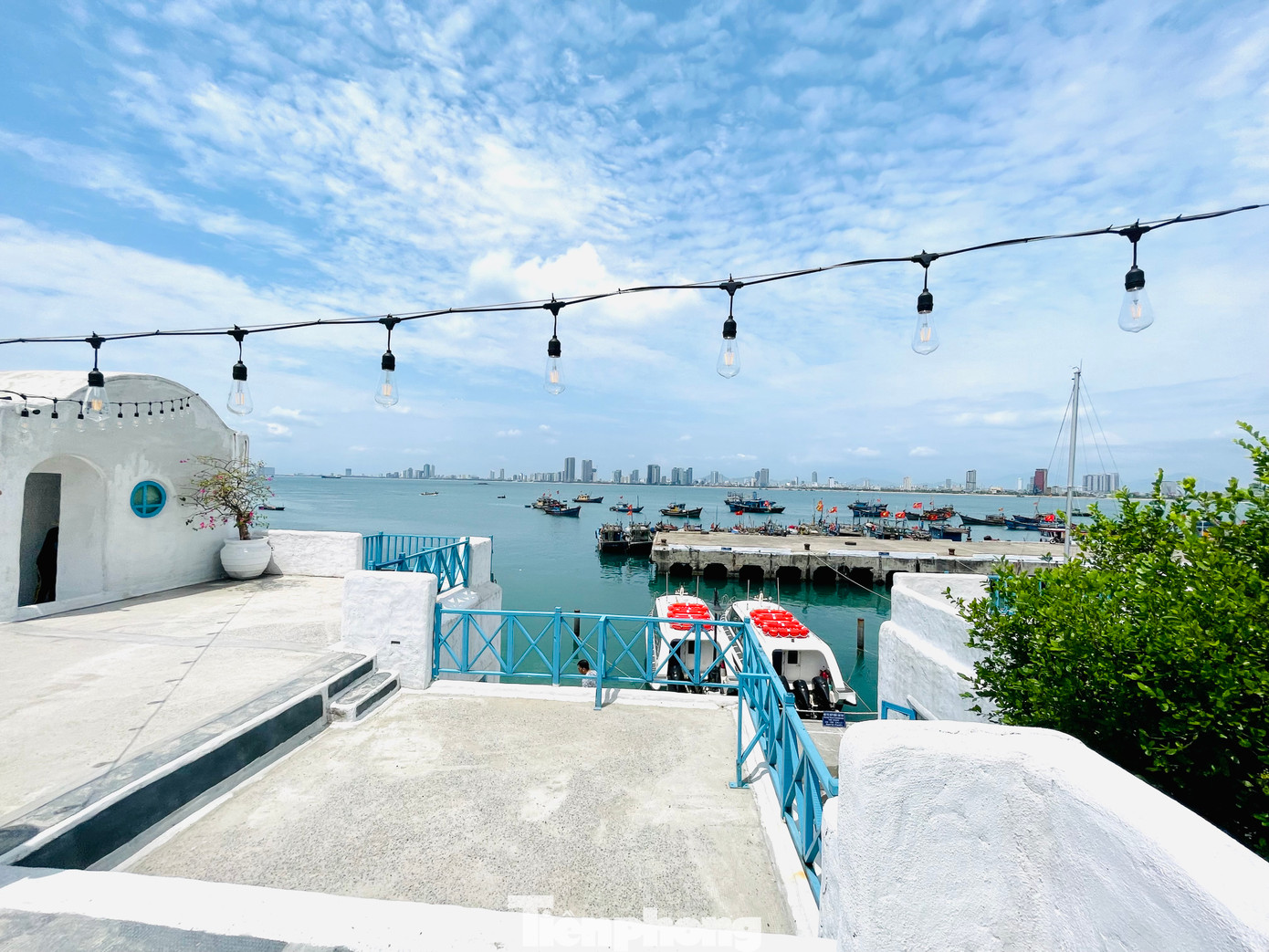 Thời gian thích hợp để tham quan bến du thuyền nơi đây vào mùa khô là thích hợp nhất.