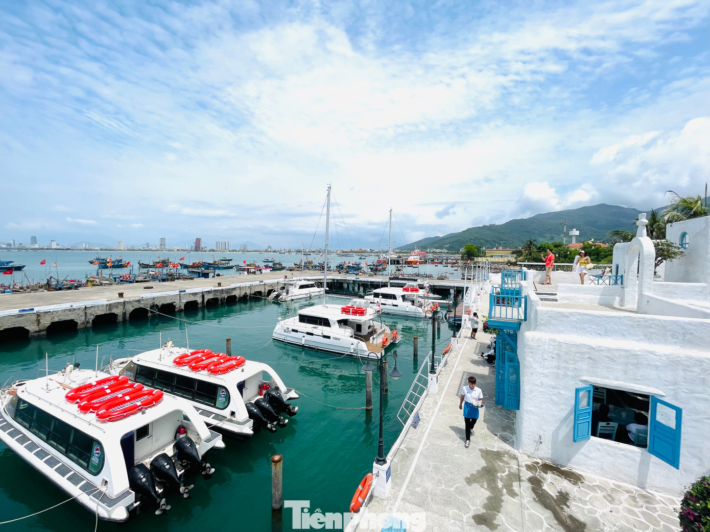 Bến du thuyền nằm ngay bên biển, với tầm nhìn bao trọn toàn bộ là biển xanh. Du khách chỉ cần hướng mắt ra xa hơn một chút là có thể chiêm ngưỡng bao quát thành phố Đà Nẵng.