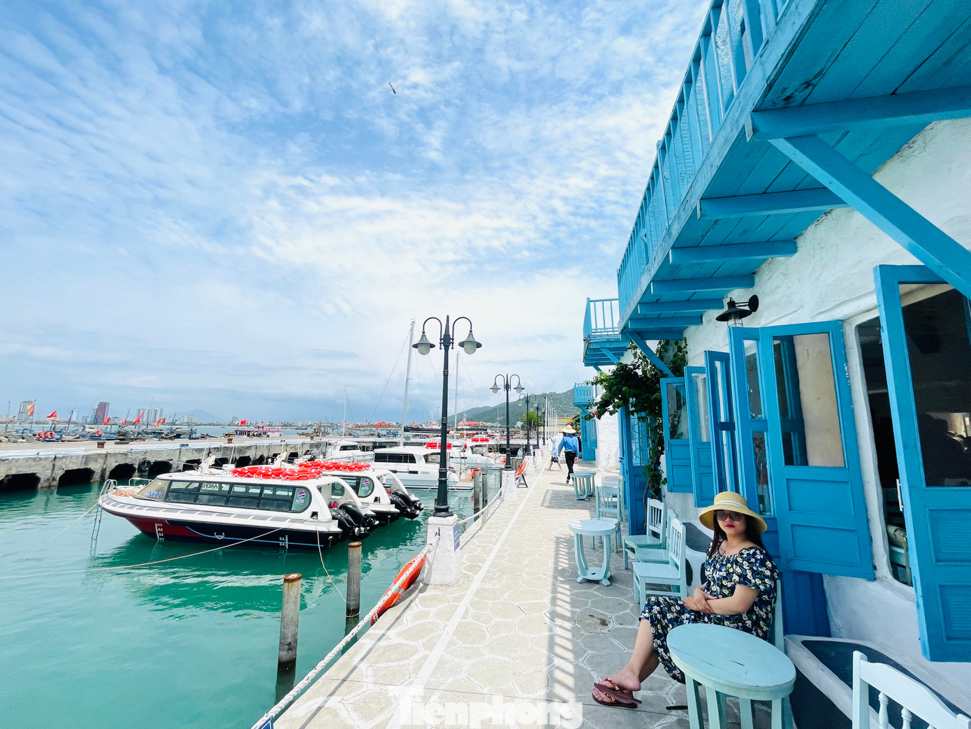 Lối kiến trúc được lấy cảm hứng từ hòn đảo thiên đường Santorini của Hy Lạp, mang hai màu trắng – xanh chủ đạo khiến nơi đây trở nên vô cùng nổi bật.