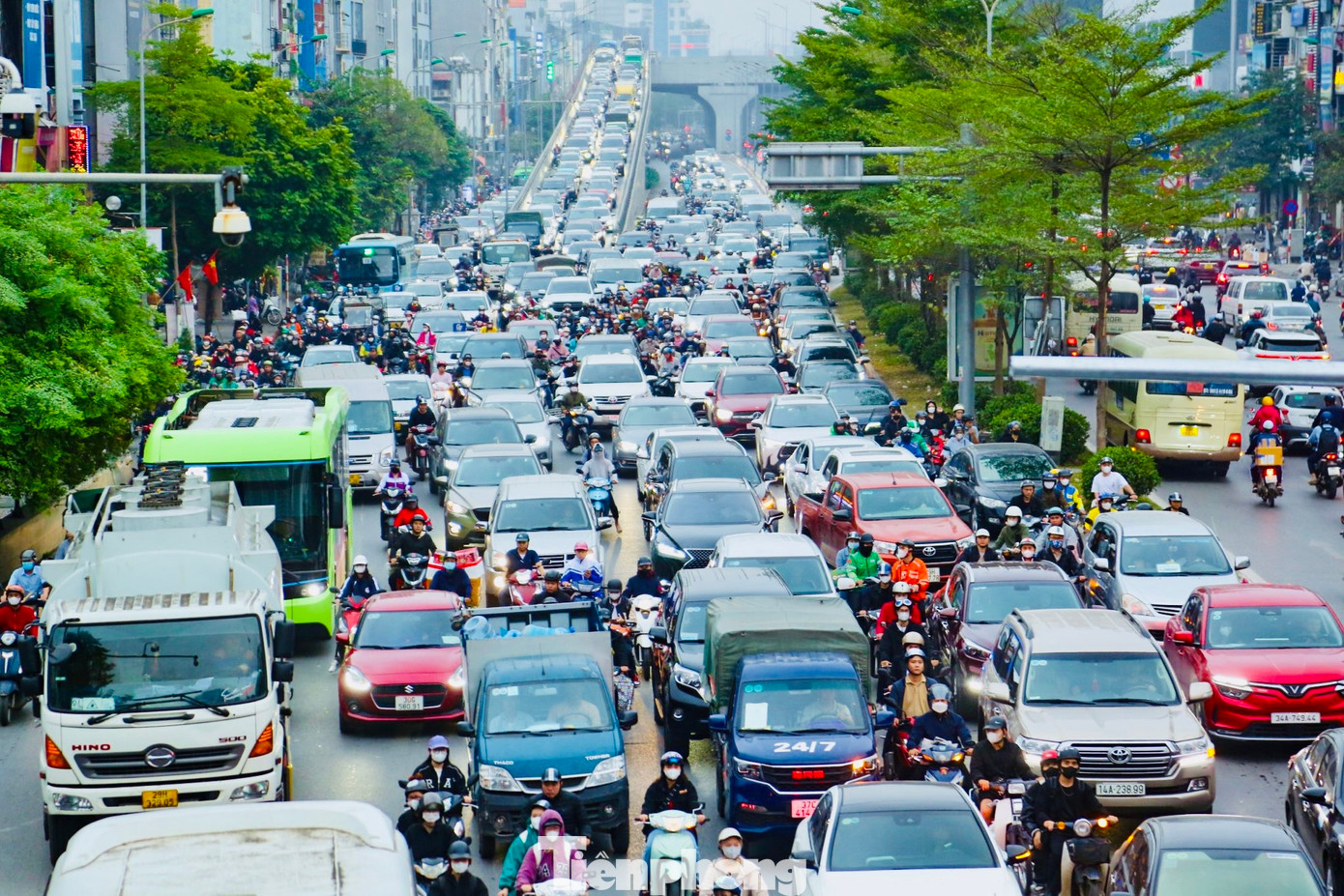 Trước thực trạng đó, sở Giao thông Vận tải Hà Nội đã chi gần 5,5 tỷ đồng từ ngân sách để cải tạo hạ tầng, tổ chức lại giao thông khu vực Ngã Tư Sở. Ban Duy tu các công trình hạ tầng giao thông được giao nhiệm vụ đại diện chủ đầu tư.