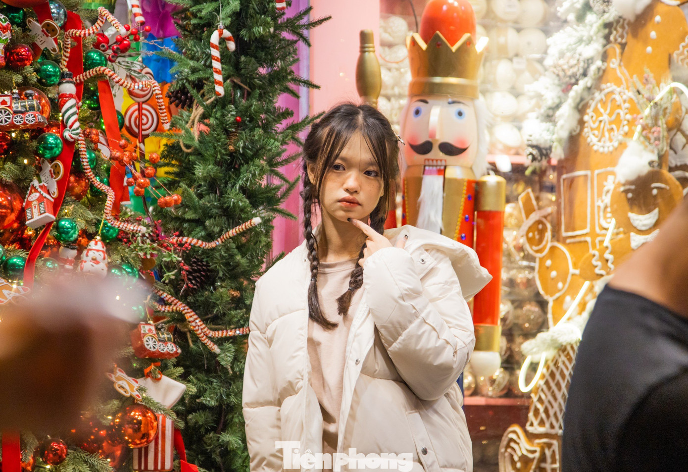 Tranh thủ những ngày vắng vẻ, các bạn trẻ nô nức rủ nhau lên phố chụp ảnh lưu giữ những khoảnh khắc của mùa Giáng sinh 2023.