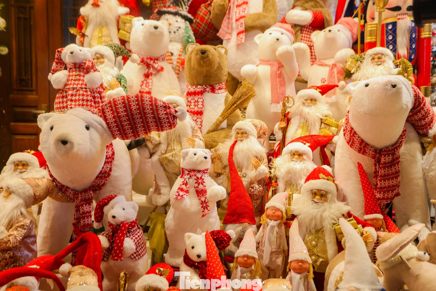 Các món đồ trang trí Giáng sinh năm nay đa dạng về mẫu mã và giá cả. Người tuyết và cây thông Noel, chú lính chì... được thiết kế rất đẹp với đủ kích cỡ, là mặt hàng yêu thích thu hút người tiêu dùng.