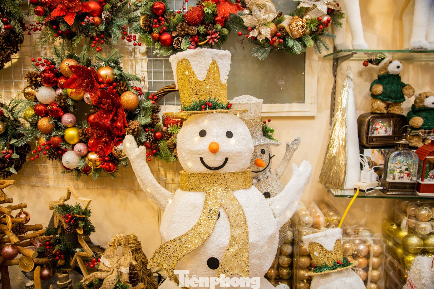 Các món đồ trang trí Giáng sinh năm nay đa dạng về mẫu mã và giá cả. Người tuyết và cây thông Noel, chú lính chì... được thiết kế rất đẹp với đủ kích cỡ, là mặt hàng yêu thích thu hút người tiêu dùng.