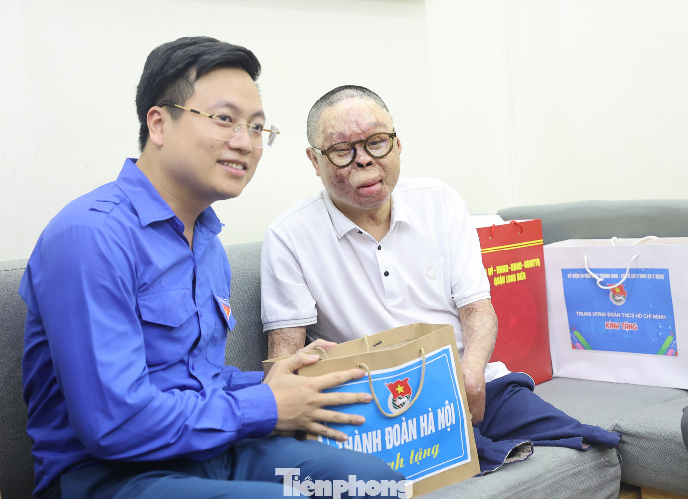 Thay mặt đoàn công tác, Bí thư thứ nhất T.Ư Đoàn ân cần hỏi thăm sức khỏe, động viên Thượng úy Đinh Văn Dương và gia đình. Gửi lời chúc sức khoẻ tới Thượng uý Đinh Văn Dương, Bí thư thứ nhất T.Ư Đoàn mong anh luôn giữ vững tinh thần lạc quan, kiên cường vượt qua những khó khăn, đau đớn thể chất. Đặc biệt, anh Huy mong Thượng uý Đinh Văn Dương nỗ lực vươn lên làm tấm gương sáng cho bạn trẻ về nỗ lực nghị lực vươn lên mạnh mẽ của người lính bộ đội cụ Hồ.