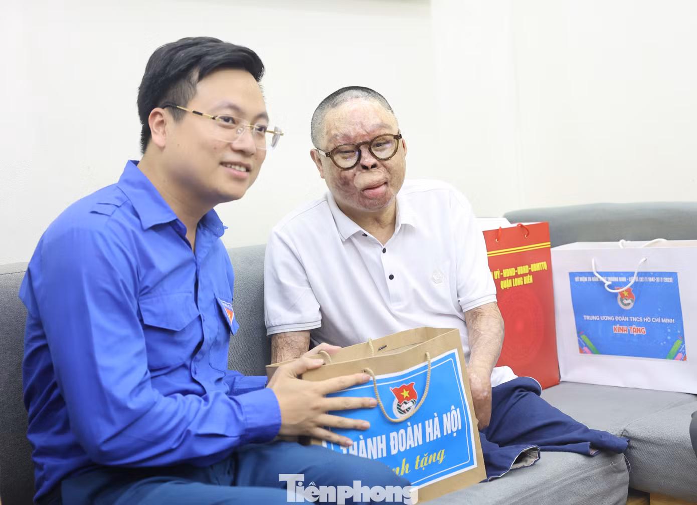 Thay mặt đoàn công tác, Bí thư thứ nhất T.Ư Đoàn ân cần hỏi thăm sức khỏe, động viên Thượng úy Đinh Văn Dương và gia đình. Gửi lời chúc sức khoẻ tới Thượng uý Đinh Văn Dương, Bí thư thứ nhất T.Ư Đoàn mong anh luôn giữ vững tinh thần lạc quan, kiên cường vượt qua những khó khăn, đau đớn thể chất. Đặc biệt, anh Huy mong Thượng uý Đinh Văn Dương nỗ lực vươn lên làm tấm gương sáng cho bạn trẻ về nỗ lực nghị lực vươn lên mạnh mẽ của người lính bộ đội cụ Hồ.