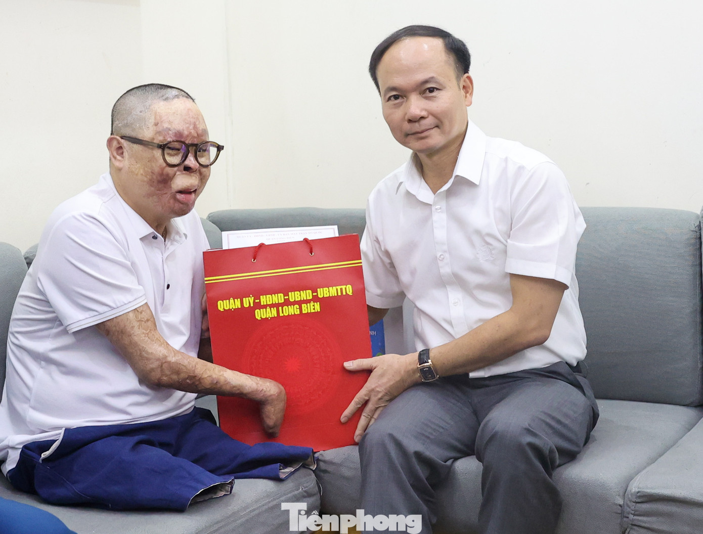 Thay mặt đoàn công tác, Bí thư thứ nhất T.Ư Đoàn ân cần hỏi thăm sức khỏe, động viên Thượng úy Đinh Văn Dương và gia đình. Gửi lời chúc sức khoẻ tới Thượng uý Đinh Văn Dương, Bí thư thứ nhất T.Ư Đoàn mong anh luôn giữ vững tinh thần lạc quan, kiên cường vượt qua những khó khăn, đau đớn thể chất. Đặc biệt, anh Huy mong Thượng uý Đinh Văn Dương nỗ lực vươn lên làm tấm gương sáng cho bạn trẻ về nỗ lực nghị lực vươn lên mạnh mẽ của người lính bộ đội cụ Hồ.