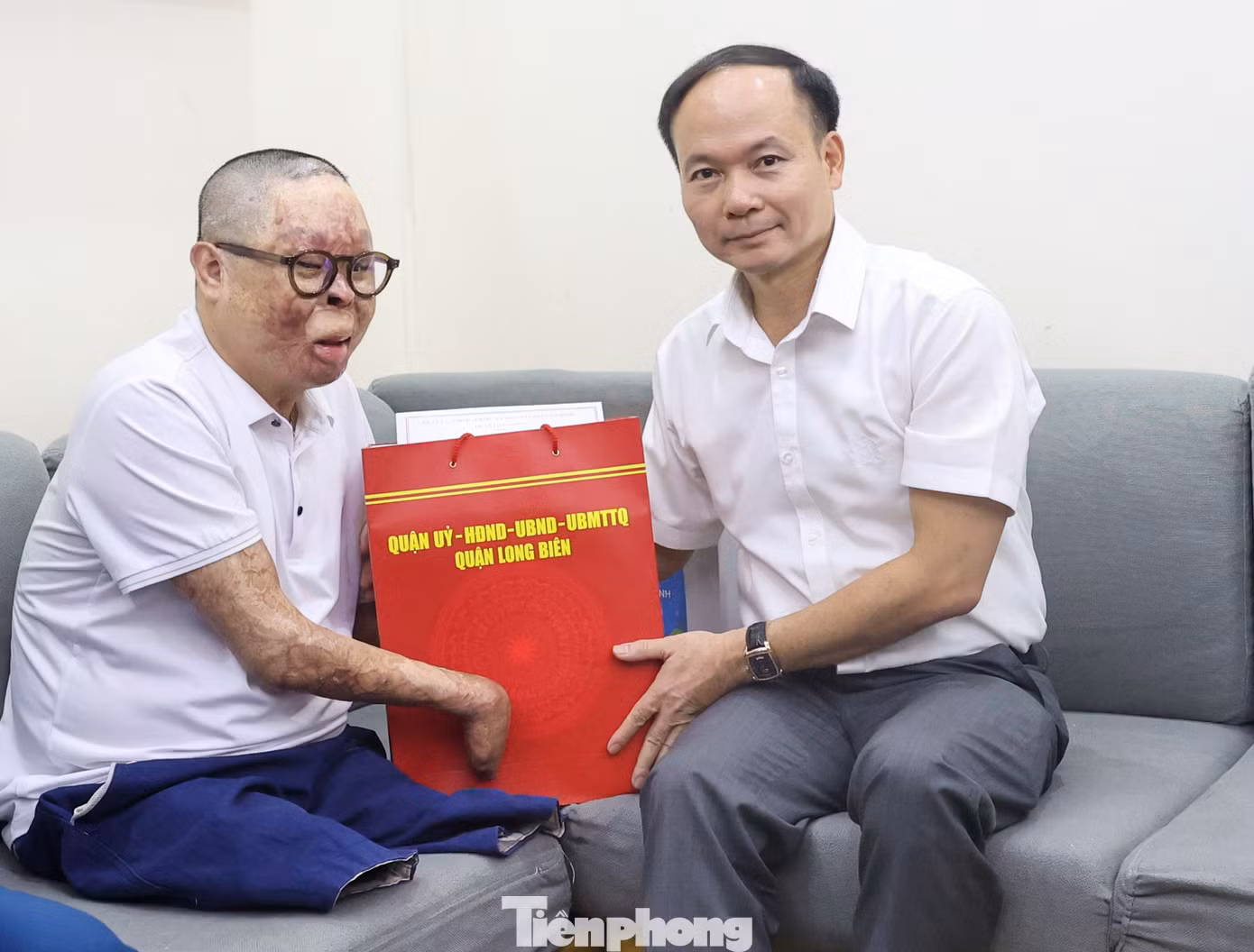 Thay mặt đoàn công tác, Bí thư thứ nhất T.Ư Đoàn ân cần hỏi thăm sức khỏe, động viên Thượng úy Đinh Văn Dương và gia đình. Gửi lời chúc sức khoẻ tới Thượng uý Đinh Văn Dương, Bí thư thứ nhất T.Ư Đoàn mong anh luôn giữ vững tinh thần lạc quan, kiên cường vượt qua những khó khăn, đau đớn thể chất. Đặc biệt, anh Huy mong Thượng uý Đinh Văn Dương nỗ lực vươn lên làm tấm gương sáng cho bạn trẻ về nỗ lực nghị lực vươn lên mạnh mẽ của người lính bộ đội cụ Hồ.