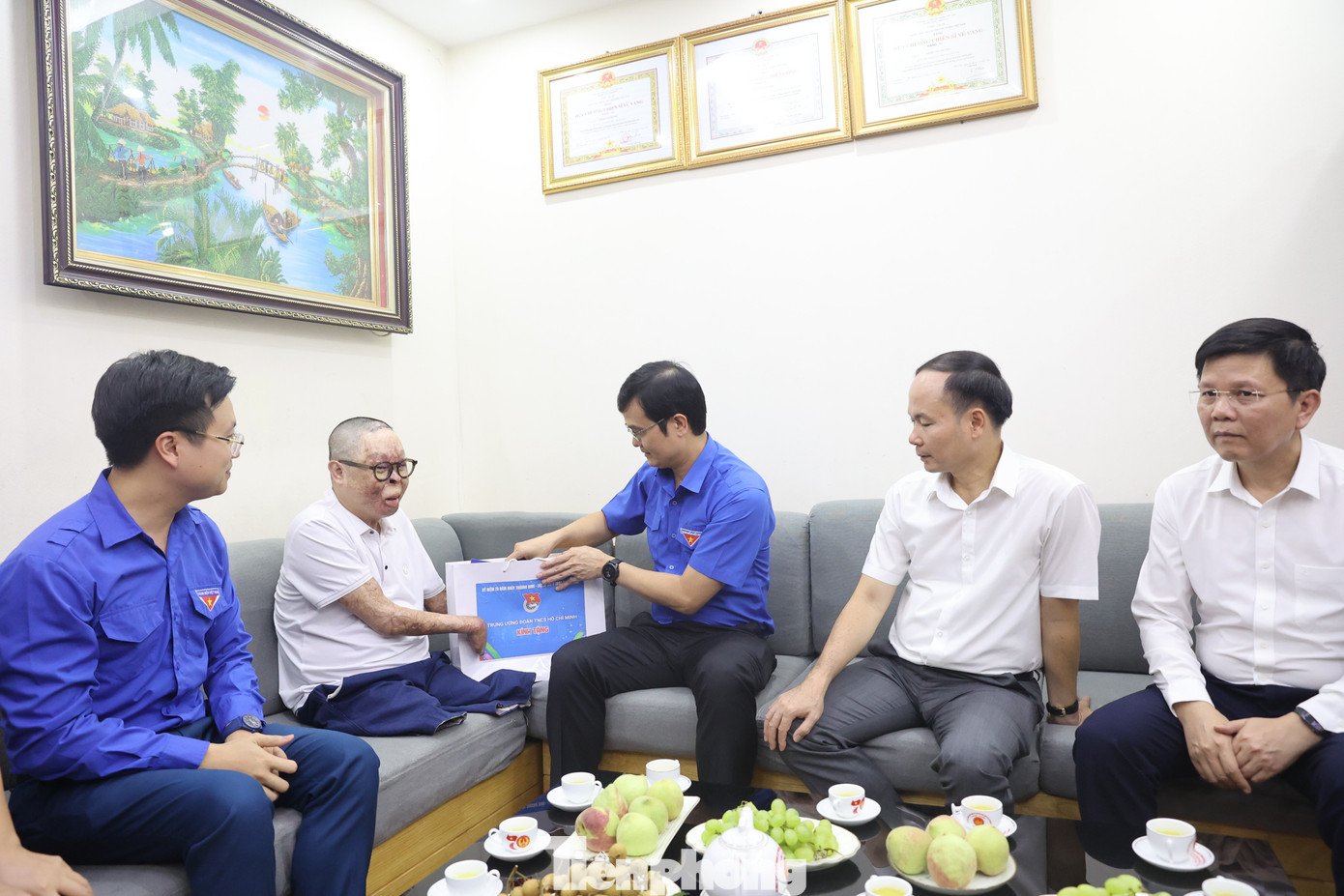 Thay mặt đoàn công tác, Bí thư thứ nhất T.Ư Đoàn ân cần hỏi thăm sức khỏe, động viên Thượng úy Đinh Văn Dương và gia đình. Gửi lời chúc sức khoẻ tới Thượng uý Đinh Văn Dương, Bí thư thứ nhất T.Ư Đoàn mong anh luôn giữ vững tinh thần lạc quan, kiên cường vượt qua những khó khăn, đau đớn thể chất. Đặc biệt, anh Huy mong Thượng uý Đinh Văn Dương nỗ lực vươn lên làm tấm gương sáng cho bạn trẻ về nỗ lực nghị lực vươn lên mạnh mẽ của người lính bộ đội cụ Hồ.