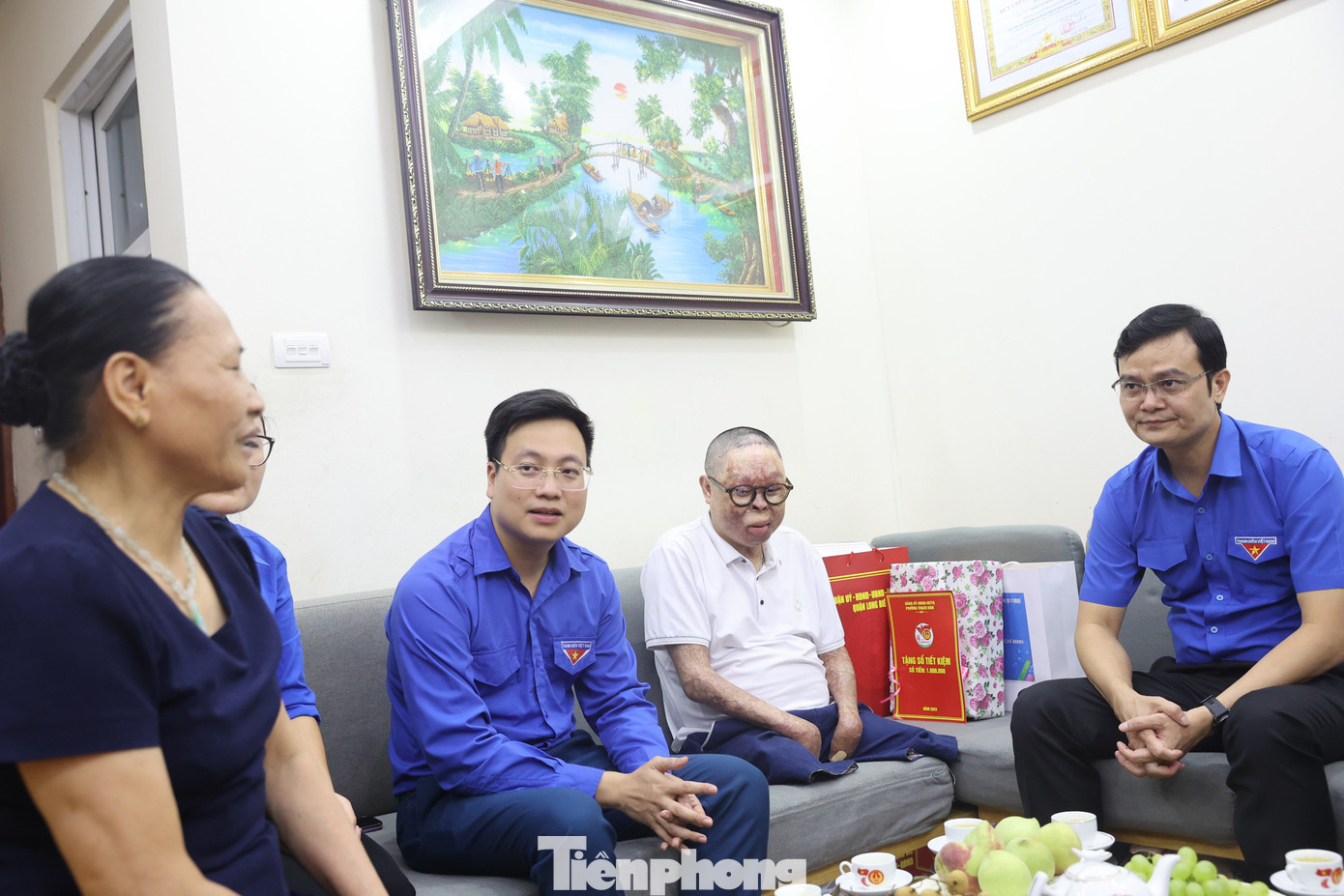 Dịp này, anh Bùi Quang Huy cũng đề nghị đoàn viên, thanh niên Thủ đô thường xuyên đến thăm, động viên, hỗ trợ Thượng uý Đinh Văn Dương cũng như gia đình anh trong cuộc sống hàng ngày. Xúc động khi đón nhận tình cảm và những món quà của đoàn công tác, Thượng uý Đinh Văn Dương cho biết, không chỉ dịp 27/7 mà trong cuộc sống hàng ngày các bạn đoàn viên, thanh niên, đoàn thể trên địa bàn Thủ đô cũng đến thăm hỏi, động viên. Với anh đó là nguồn động viên, niềm vui lớn lao để anh vượt lên khó khăn, đau đớn thể chất, sống vui, sống khoẻ, làm tấm gương sống cho thế hệ trẻ noi theo.