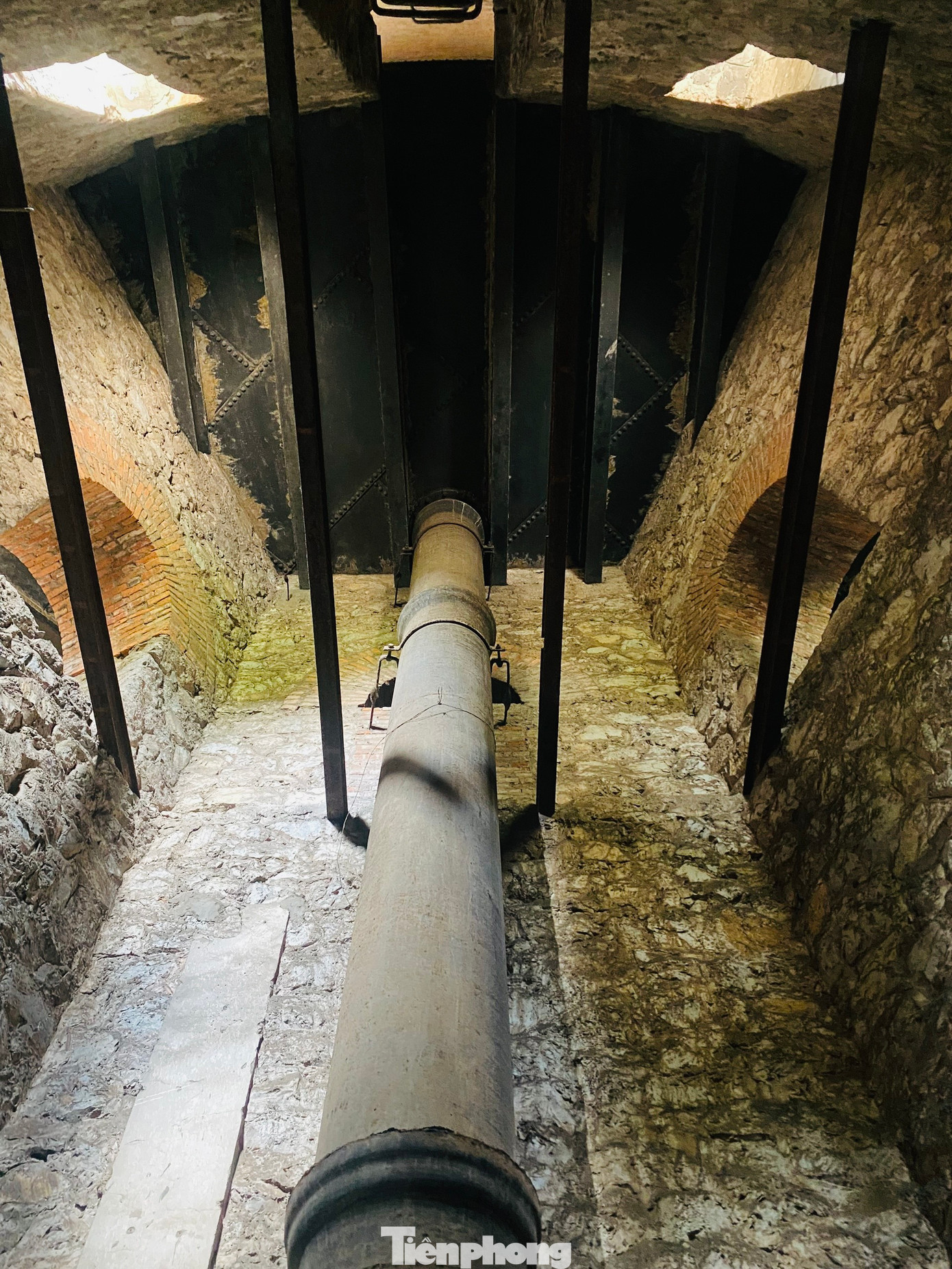 Hiện hệ thống sắp đặt ánh sáng cơ bản đã hoàn thiện. Một mô đun bằng gỗ tái chế tạo thành đường đi hình tròn, men theo đường kính của bốt Hàng Đậu đã được đưa vào bên trong.