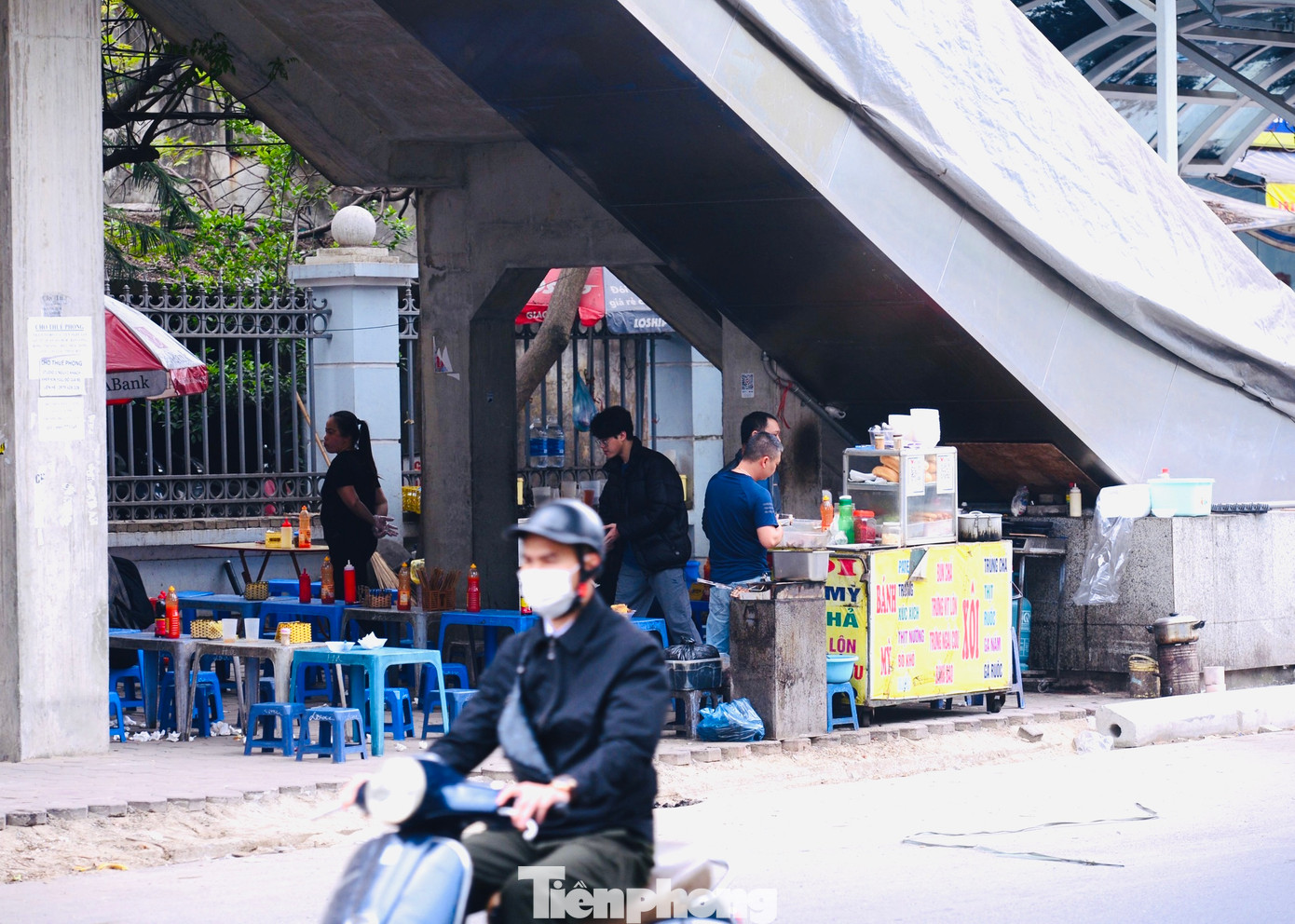 Dự án đường sắt đô thị Nhổn - Ga Hà Nội hiện vẫn chưa đi vào hoạt động, nhưng các nhà ga đã bị người dân lấn chiếm tận dụng làm nơi buôn bán, kinh doanh trái phép.