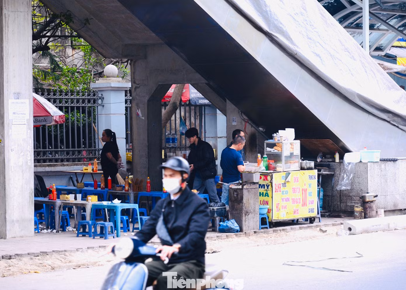 Dự án đường sắt đô thị Nhổn - Ga Hà Nội hiện vẫn chưa đi vào hoạt động, nhưng các nhà ga đã bị người dân lấn chiếm tận dụng làm nơi buôn bán, kinh doanh trái phép.