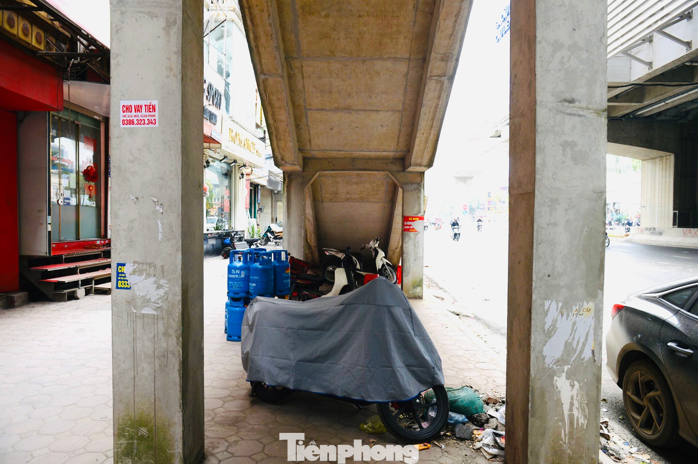 Gầm cầu thang được tận dụng làm để đồ đạc kinh doanh, đỗ xe máy trái phép.