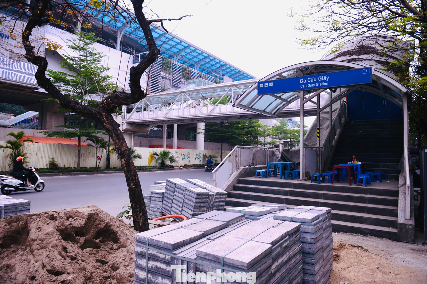 Hà Nội đang trong đợt cao điểm ra quân chiến dịch xử lý vi phạm trật tự, an toàn giao thông. Nhiều vỉa hè tại các tuyến đường ở Hà Nội vẫn bị chiếm dụng trái phép, biến thành địa điểm kinh doanh.