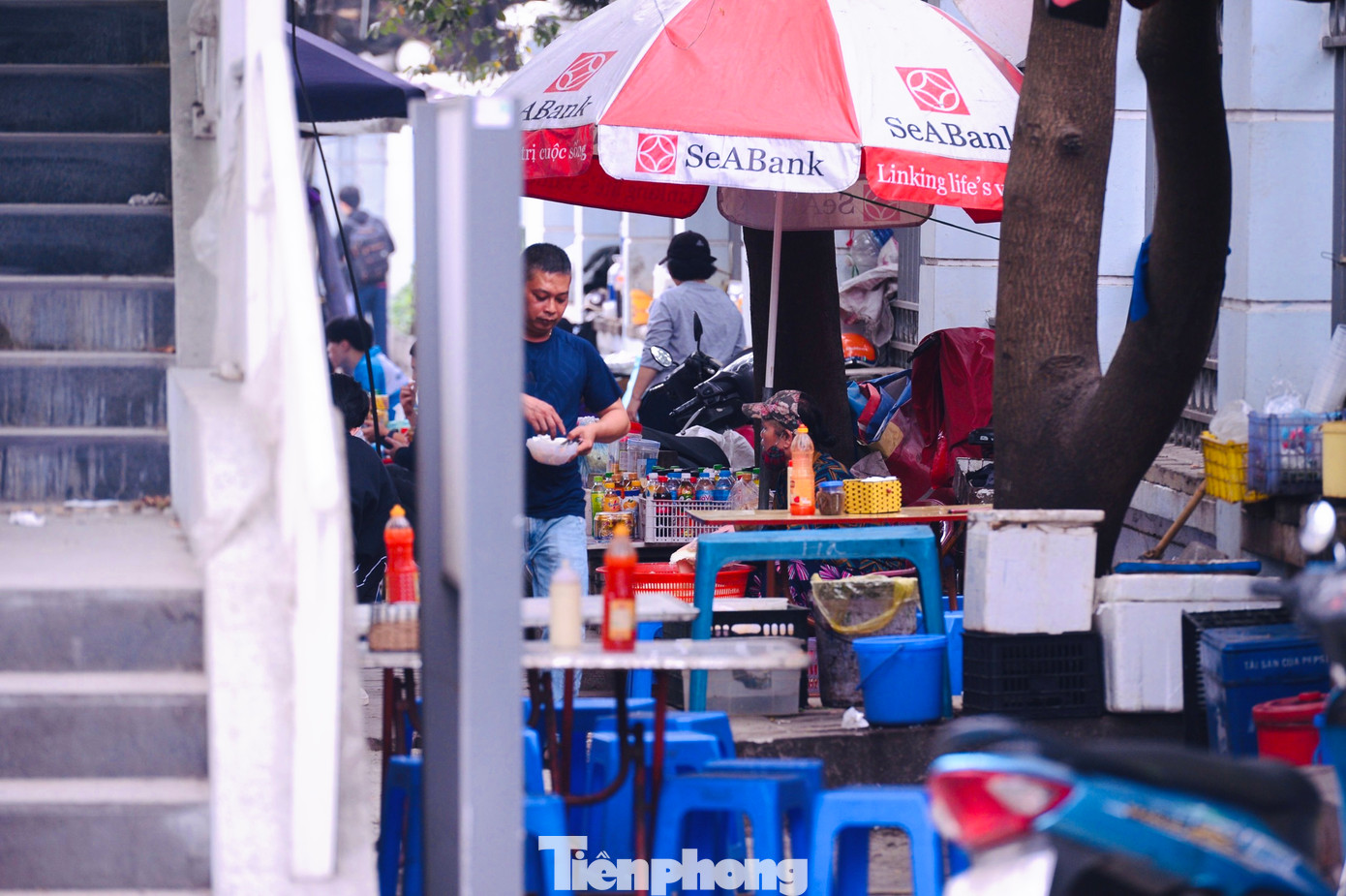 Người dân ngang nhiên biến vỉa hè để thành nơi kinh doanh.
