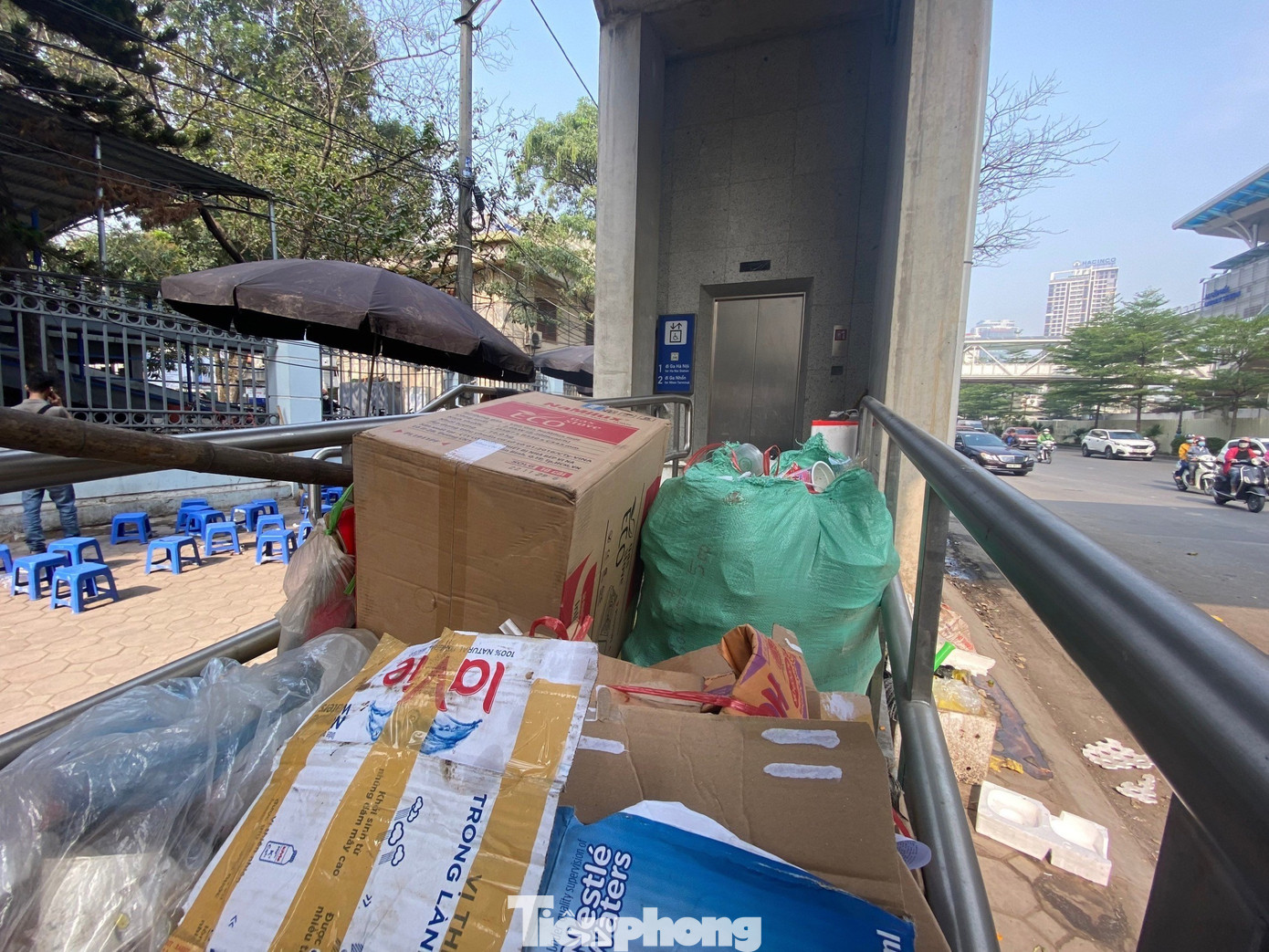 Trước cửa khu vực thang máy dành cho người khuyết tật cũng trở thành nơi chứa đồ đạc, hàng hóa của các quán kinh doanh trái phép.