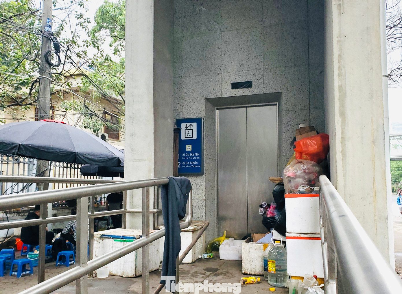 Lối lên thang máy của nhà ga bị tận dụng làm nơi chứa đồ đạc, hàng hóa của những người bán hàng.