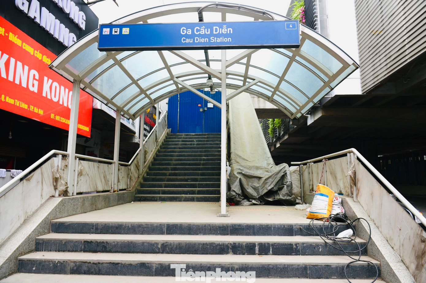 Cảnh nhếch nhác xuống cấp thấy rõ ở các nhà ga dù chưa đưa vào hoạt động.