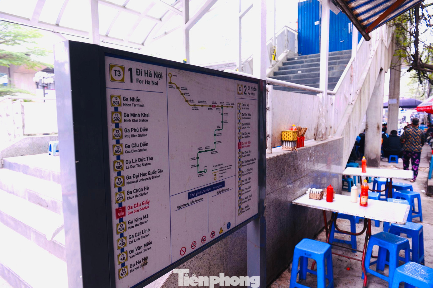 Bàn ghế kê gần kín cả lối đi.