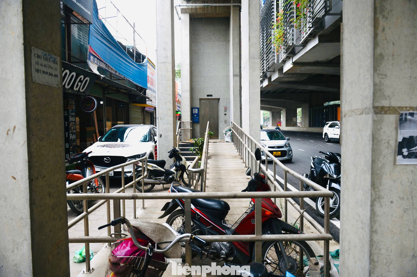 Đại diện Ban quản lý dự án Đường sắt đô thị Hà Nội (MRB) cho biết đơn vị đã có văn bản đề nghị tới các quận, phường trên dọc tuyến đường đi qua hỗ trợ, tích cực tuyên truyền trên hệ thống phát thanh. Công an và thanh tra các phường, quận cũng đã đi xử lý, tuy nhiên khi lực lượng chức năng rời đi thì tình trạng này lại tái diễn.