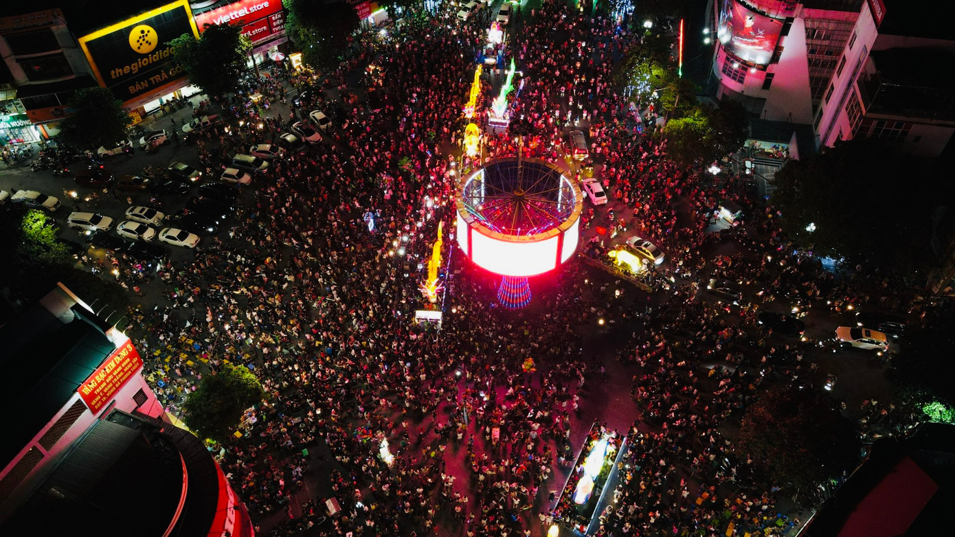 Lễ hội Thành Tuyên năm 2023 dự kiến sẽ diễn ra từ 20 - 27/9 tại TP Tuyên Quang cùng với Chương trình du lịch “Qua những miền di sản Việt Bắc” lần thứ XIV. Năm nay sự kiện rước đèn trung thu khổng lồ sớm dịp nghỉ lễ Quốc khánh đã thu hút hàng vạn du khách tới tham quan. Lễ hội Thành Tuyên năm 2023 dự kiến sẽ diễn ra từ 20 - 27/9 tại TP Tuyên Quang cùng với Chương trình du lịch “Qua những miền di sản Việt Bắc” lần thứ XIV. Năm nay sự kiện rước đèn trung thu khổng lồ sớm dịp nghỉ lễ Quốc khánh đã thu hút hàng vạn du khách tới tham quan.