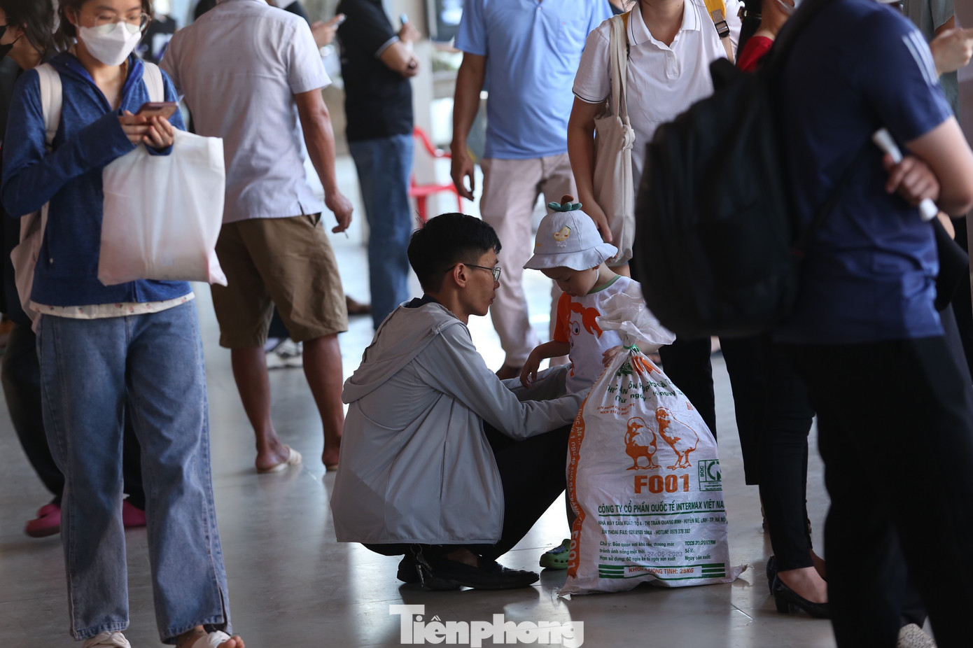 Trao đổi với PV báo Tiền Phong, đại diện bến xe Mỹ Đình cho biết, để đảm bảo nhu cầu đi lại của người dân trong dịp nghỉ lễ 2/9, bến xe Mỹ Đình sẽ tăng cường gần 290 lượt xe cho tất cả các tuyến trọng điểm. Trong các ngày cao điểm là 31/8 và 1/9, 4/9 tiếp khoảng 15.000 lượt khách/ngày, với 900 lượt xe/ngày chủ yếu ở các tuyến Điện Biên, Sơn La, Lai Châu, Phú Thọ.