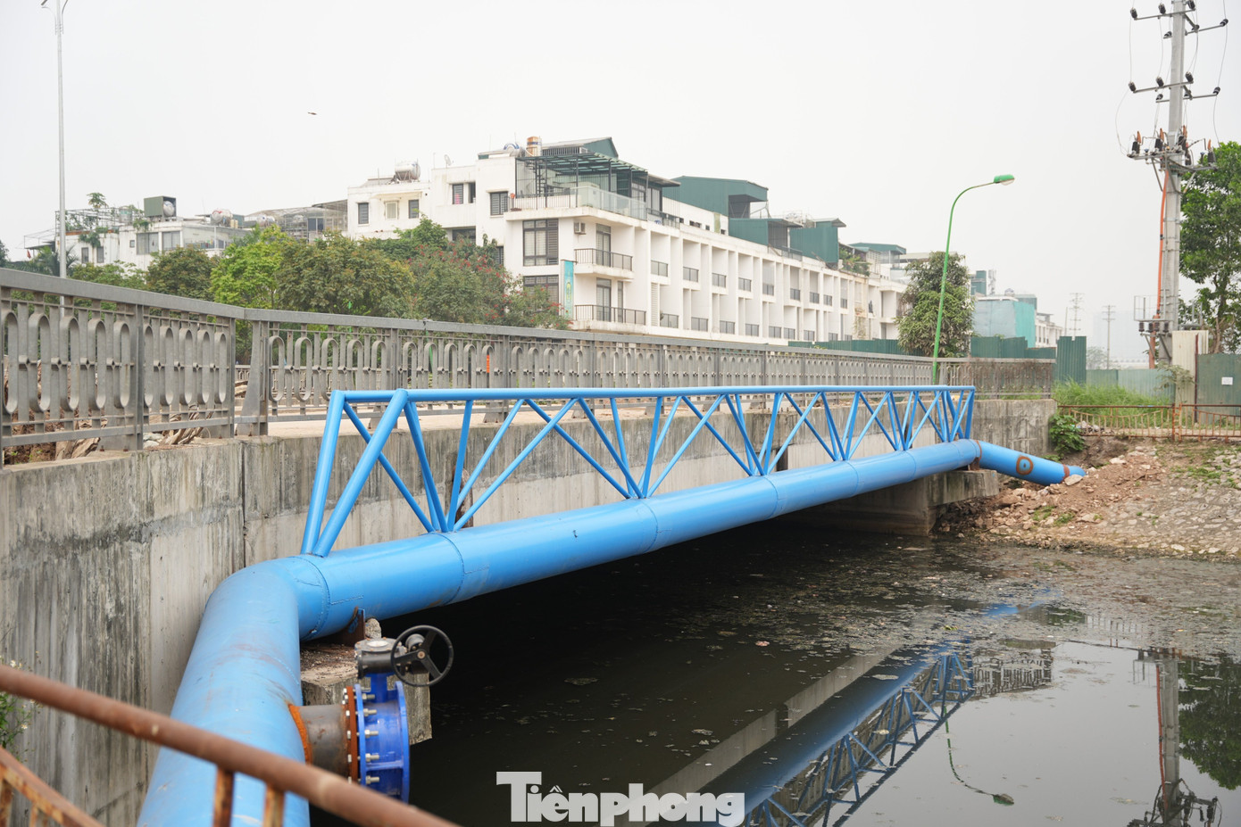 Cây cầu bắc qua sông Sét và Kim Ngưu cũng đã được hoàn thiện, đây là hai cây cầu nằm trên tuyến đường này.