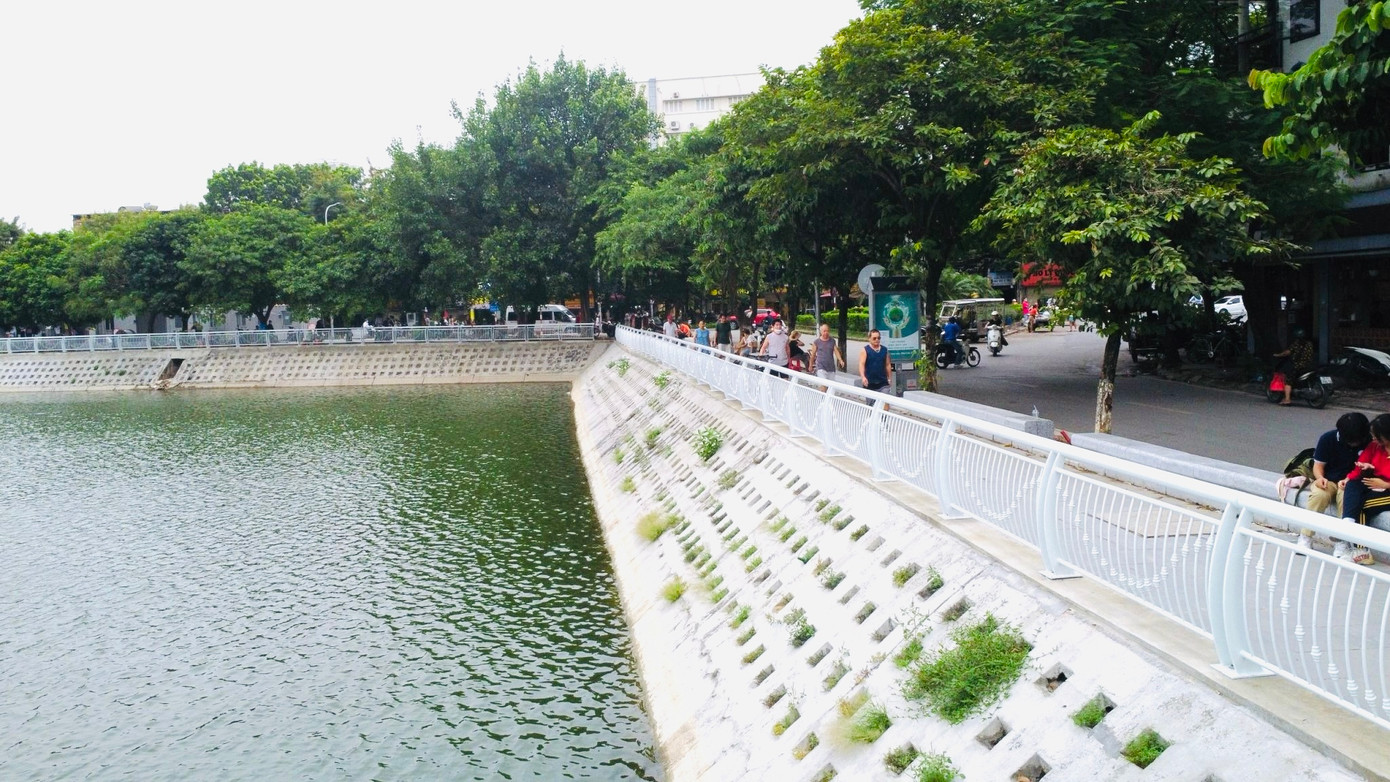Hiện tại 3/4 diện tích của hồ đã được lắp đặt xong hệ thống lan can để đảm bảo an toàn cho người dân đi tập thể dục và dạo chơi.