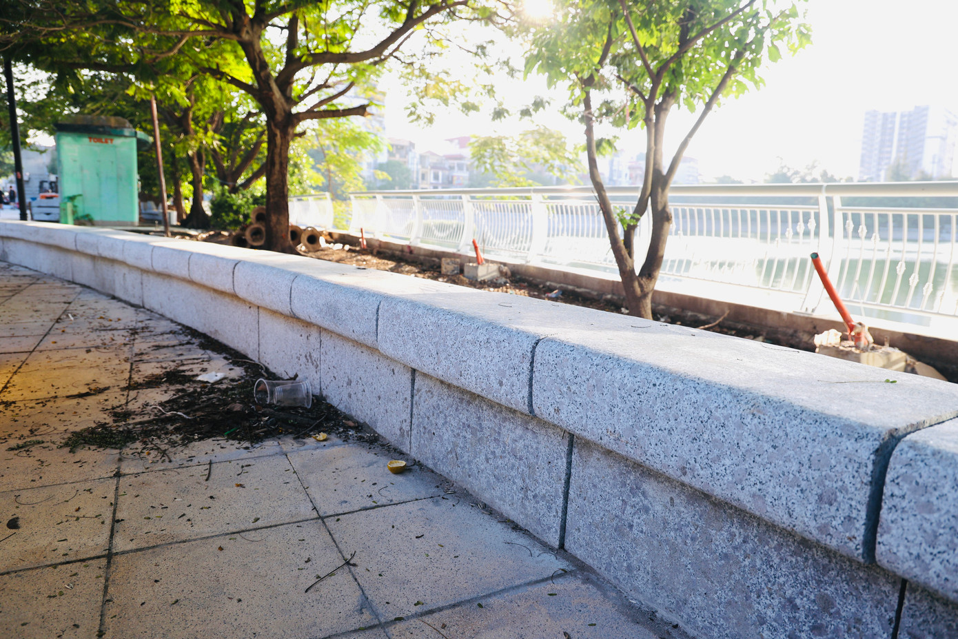 Hiện tại 3/4 diện tích của hồ đã được lắp đặt xong hệ thống lan can để đảm bảo an toàn cho người dân đi tập thể dục và dạo chơi.