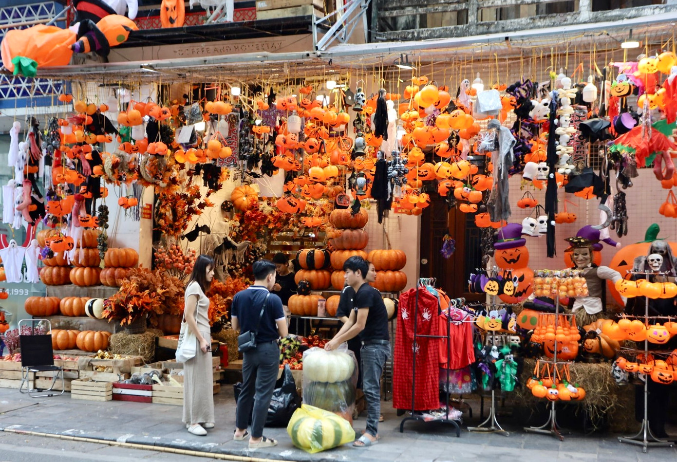 Lễ hội hóa trang Halloween diễn vào đêm cuối cùng của tháng 10 hằng năm. Còn hơn nửa tháng nữa mới đến lễ hội Halloween, nhưng phố Hàng Mã dường như khoác lên mình diện mạo mới với nhiều đồ chơi màu sắc, độc đáo và kinh dị để đón du khách đến trải nghiệm và mua sắm.