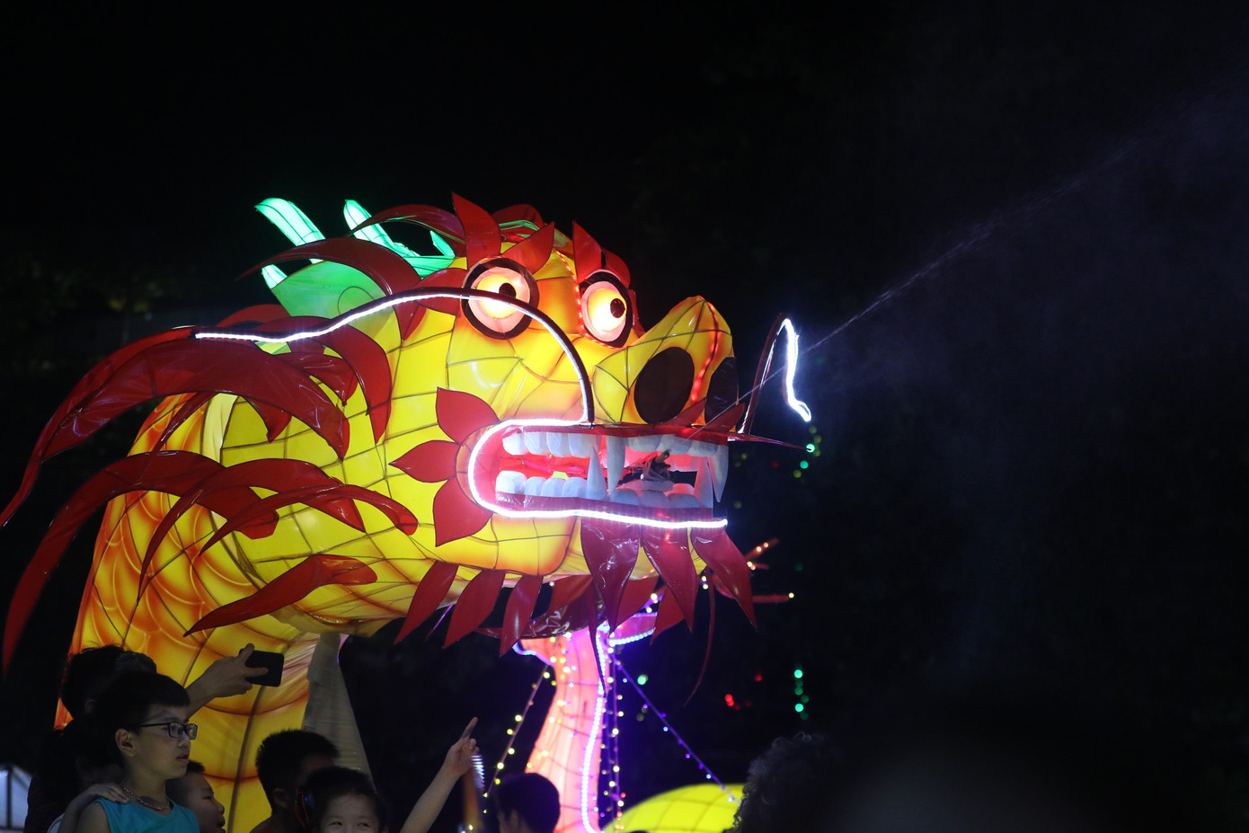 Các mô hình khổng lồ với đầy đủ màu sắc, kích cỡ thu hút người dân cũng như du khách mọi nơi đến chiêm ngưỡng. Các mô hình khổng lồ với đầy đủ màu sắc, kích cỡ thu hút người dân cũng như du khách mọi nơi đến chiêm ngưỡng.