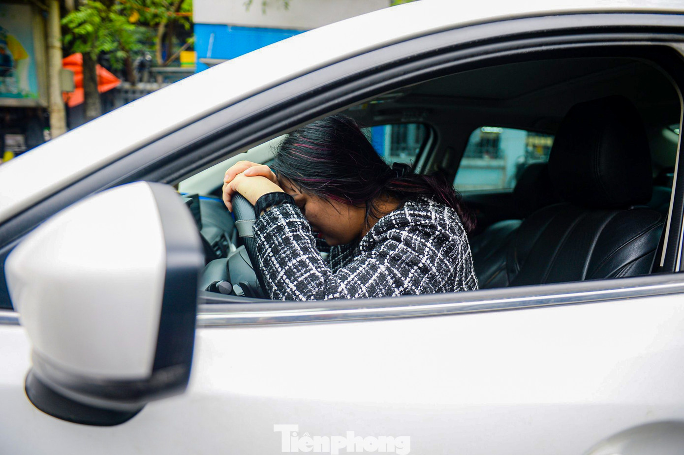 Chị Phạm Thị Đoàn (ở phường Láng Thượng, quận Đống Đa) mệt mỏi chia sẻ: “Tôi đang mang bầu 2 tháng và đã 5 ngày liên tiếp đi xếp hàng đăng kiểm, hôm trước do hơi mệt nên không chờ xếp hàng được nữa nên quay về đến đường Láng thì bị công an dừng xe kiểm tra do quá thời gian đăng kiểm”.