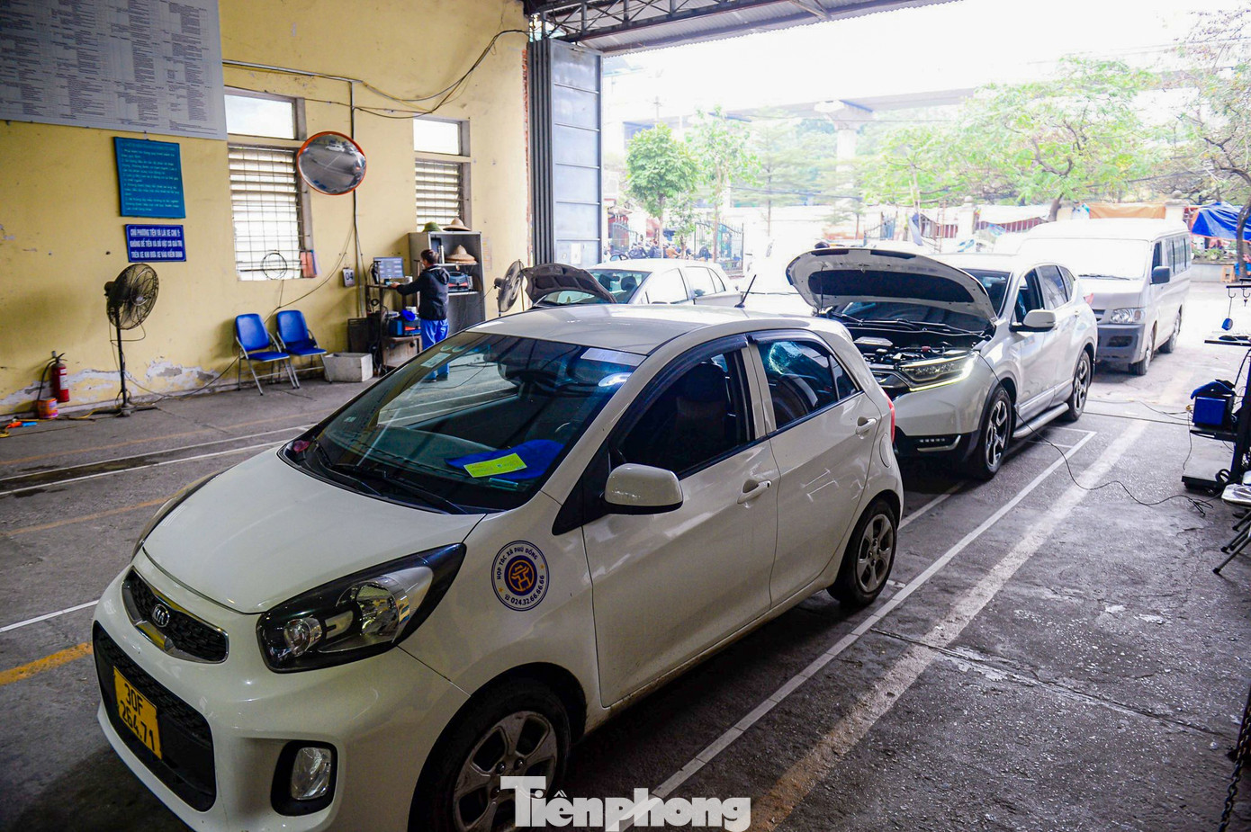 Nhiều chủ xe tới đây đều phải chờ ít nhất vài tiếng đồng hồ nhưng vẫn chưa thể tới lượt đăng kiểm xe của mình, thậm chí có những người đi đăng kiểm vài lần vẫn chưa được.