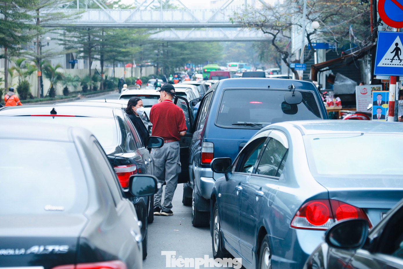Theo ghi nhận của PV báo Tiền Phong tại Trung tâm Đăng kiểm cơ giới 29.03V (phường Láng Thượng, quận Đống Đa) trưa 12/1, hàng trăm chiếc xe nối đuôi nhau xếp hàng chờ đăng kiểm.