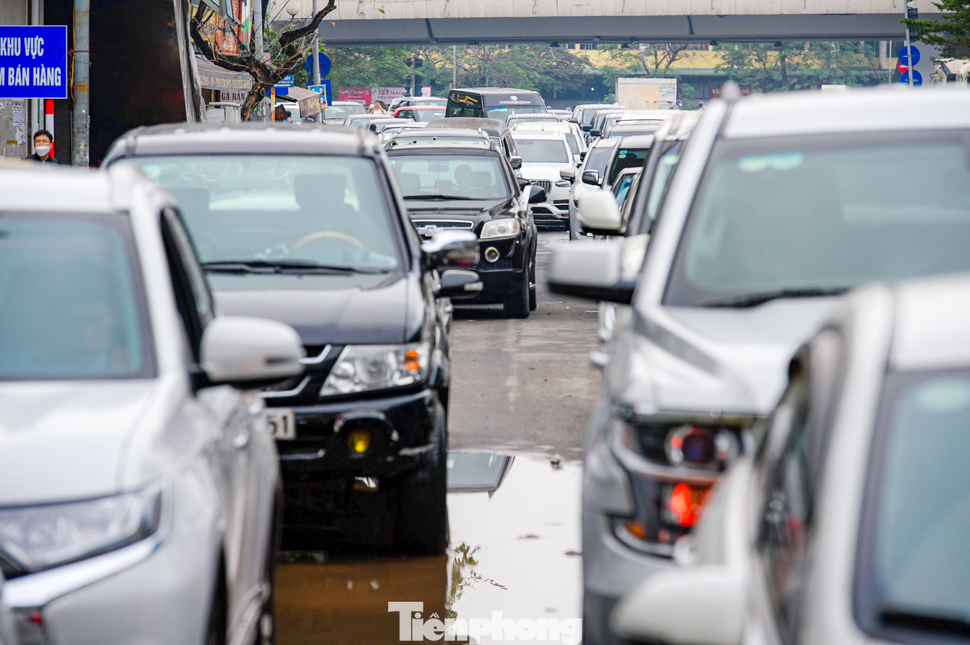 Ghi nhận tại đây, 2 hàng ô tô nối đuôi nhau dài dằng dặc để đợi đến lượt đăng kiểm.