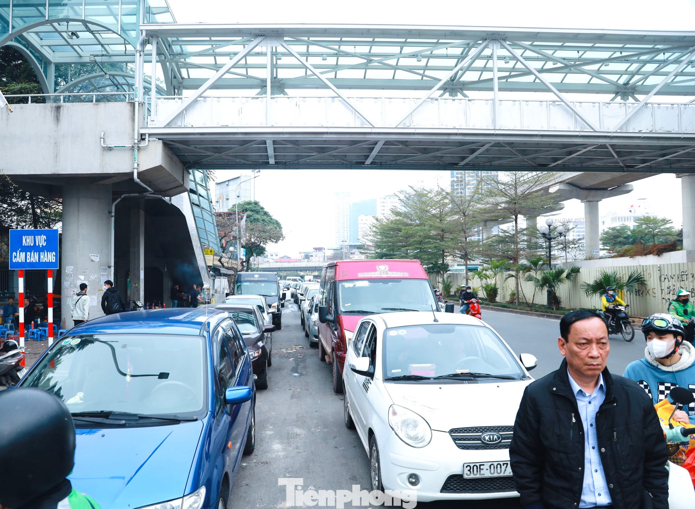 Có một số người đi đăng kiểm đợi từ hôm qua đến nơi thì trạm đã báo hết số hôm sau quay lại.